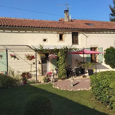 Large 3 Bedroom Near Ruffec 別荘 *