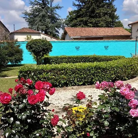 Large 3 Bedroom Near Ruffec 別荘 Bernac