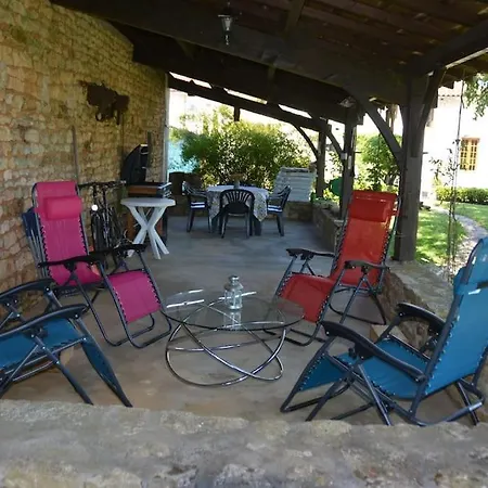 Large 3 Bedroom Near Ruffec
