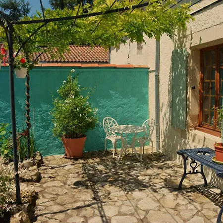 Large 3 Bedroom Near Ruffec 別荘 Bernac